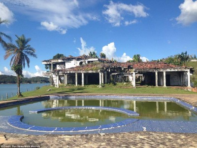 4DD67C0900000578-5908489-Pablo_Escobar_bought_the_20_acre_estate_in_Guatap_Colombia_and_n-a-2_1530538871702.jpg